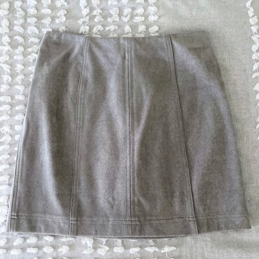 NWOT Wild Honey Women’s Gray Mini skirt (size S)